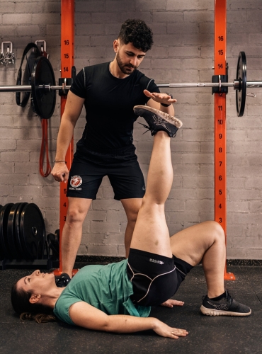 Entrenador personal con un cliente en Equilibrium Torrent